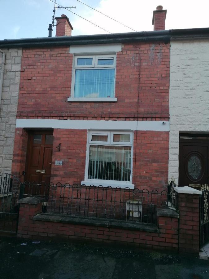 Maire Toireasa - Cosy Refurbished Property In The Gaeltacht Quarter Belfast Exterior photo