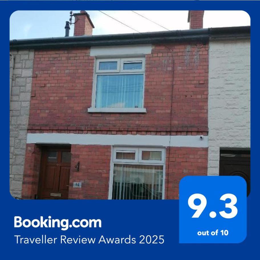 Maire Toireasa - Cosy Refurbished Property In The Gaeltacht Quarter Belfast Exterior photo